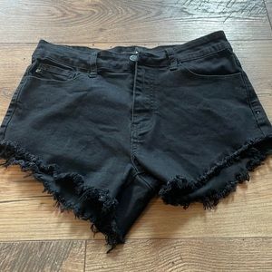Black KanCan Size 7 Distress Shorts